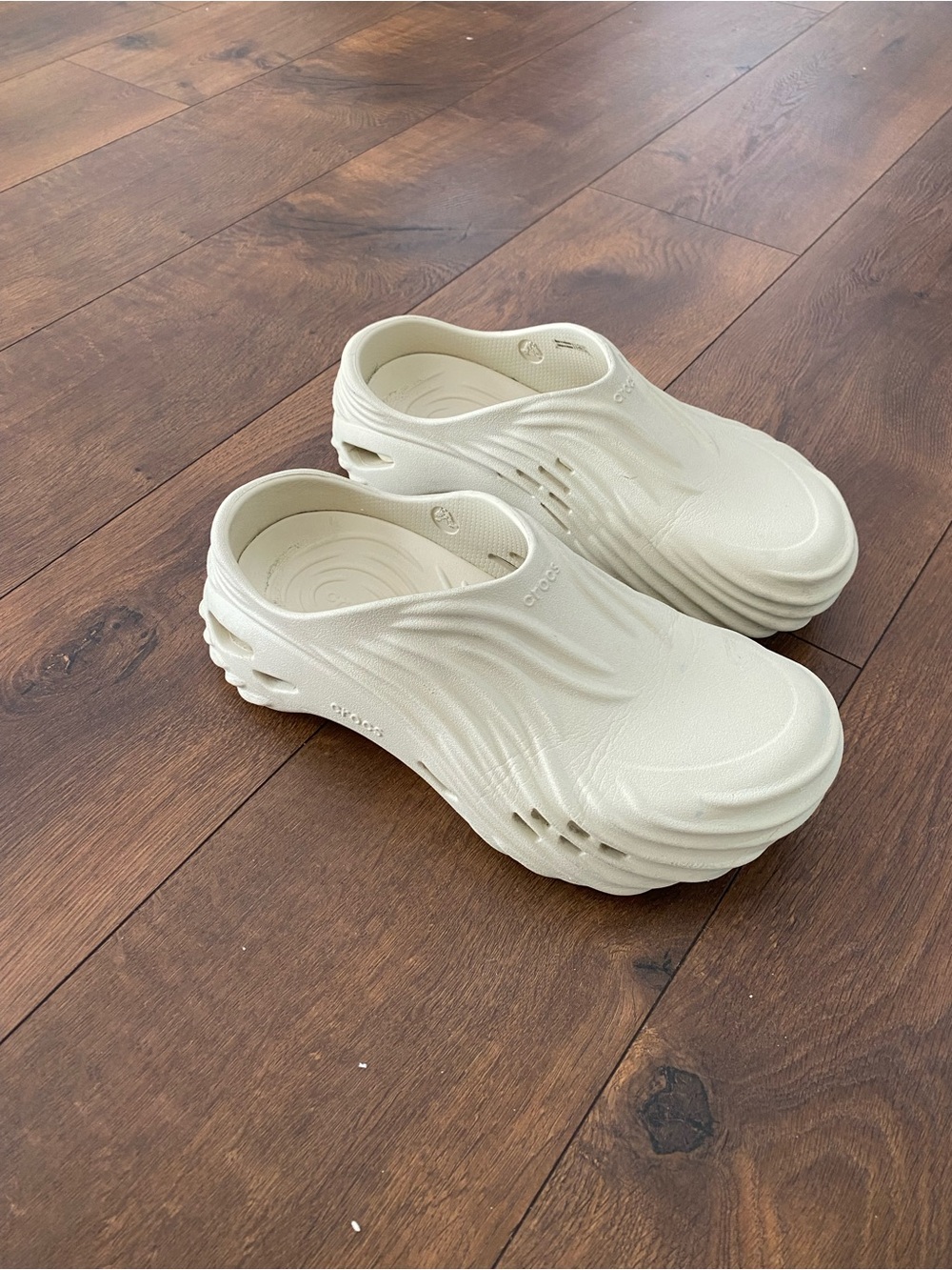 Crocs Echo Wave Clog Men’s 9 Women’s 11 Casual Slip On Shoes Cream/Bone